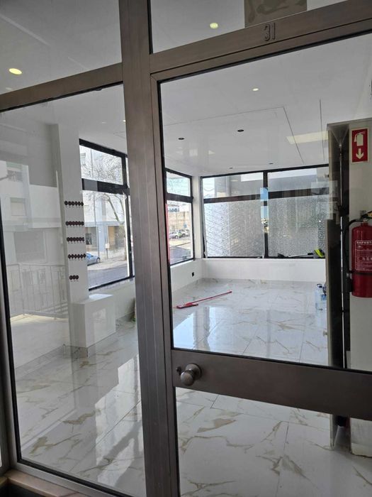 Loja em Arroja com Montra para Estrada