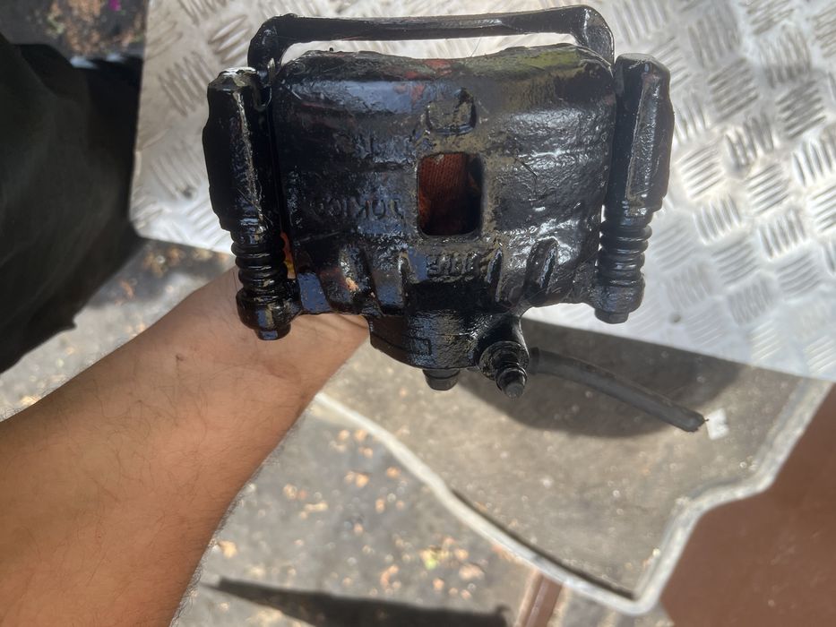 Суппорт передний Сузуки свифт 98 год suzuki swift