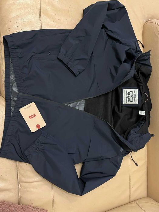 Нова синя куртка ветровка дощовик Levis розмір М-L