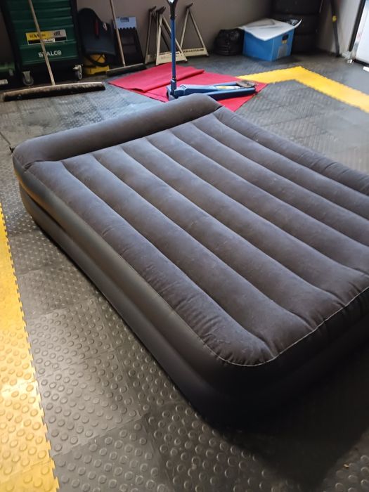 Materac dmuchany WymiaryDługość: 203 cmSzerokość: 152 cmWysokość: 42 cm