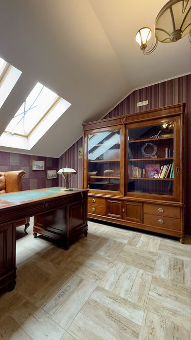 Неймовірний , великий таун хаус з гаражем.