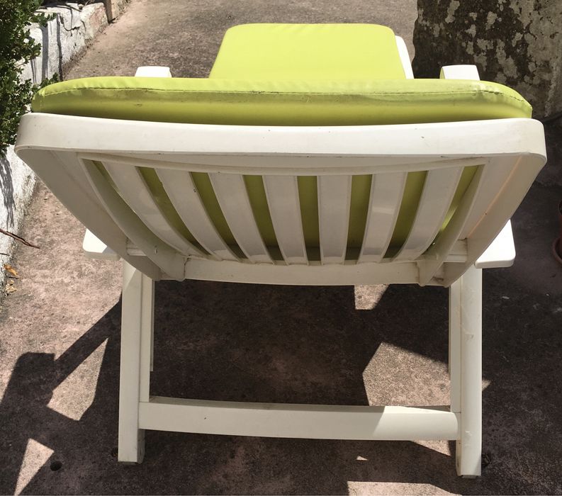 espreguiçadeira Grosfillex com almofada