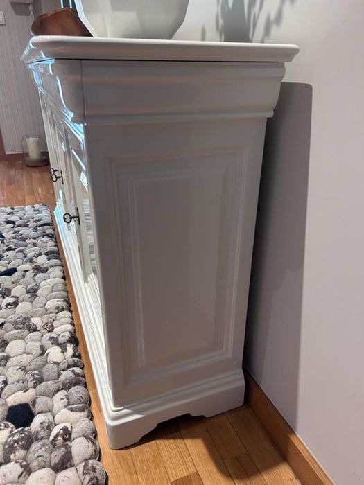 Aparador em madeira maciça lacada