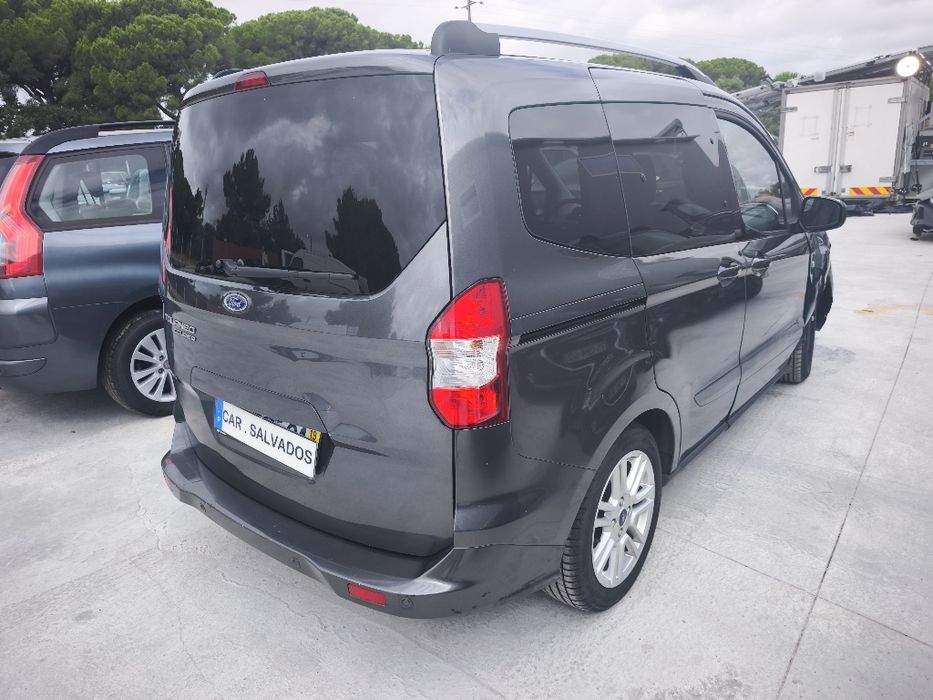 Ford Connect  5 lugares sinistrado