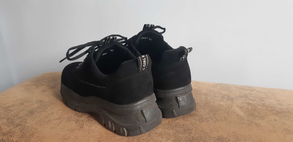 Czarne buty z born2be