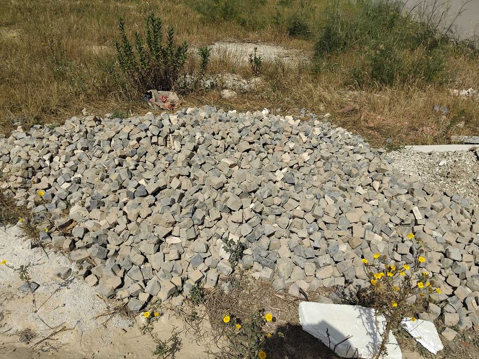 Pedra calçada e brita
