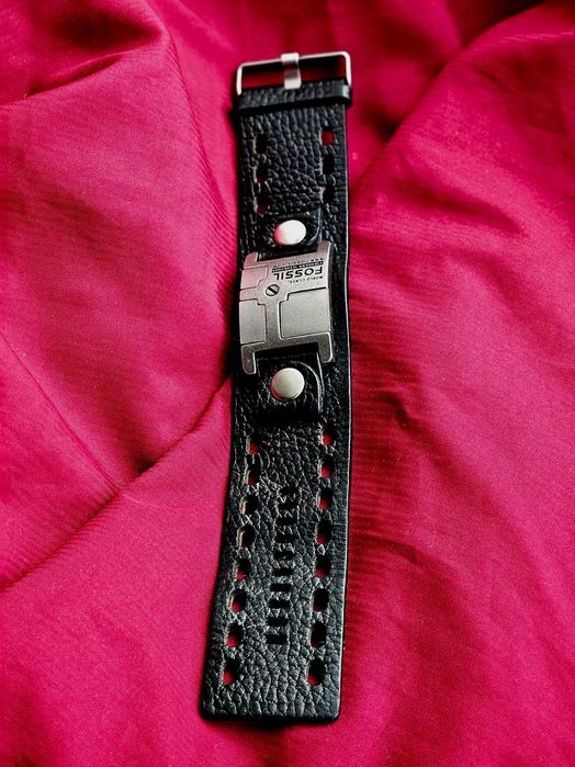 Продам кожаный браслет кожа металл от бренда Fossil