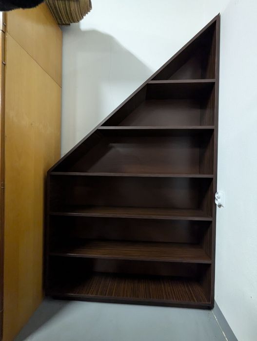 Regał wenge skośny z półkami na książki, zabawki dla dzieci