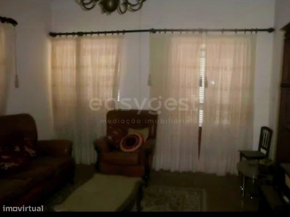 Moradia duplex espaçosa com 5 quartos e varanda - Lagoaça