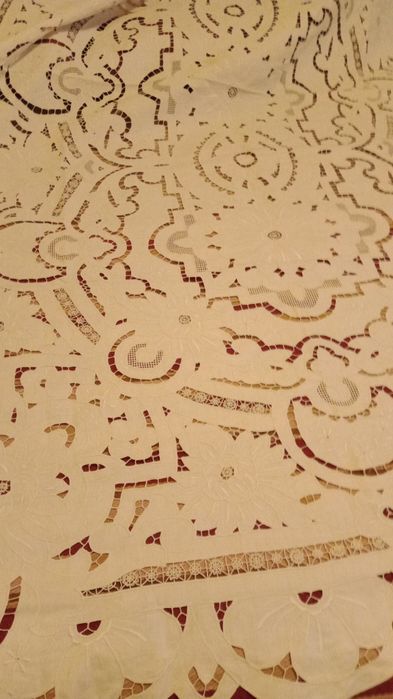 Toalha de mesa bordada em aberto