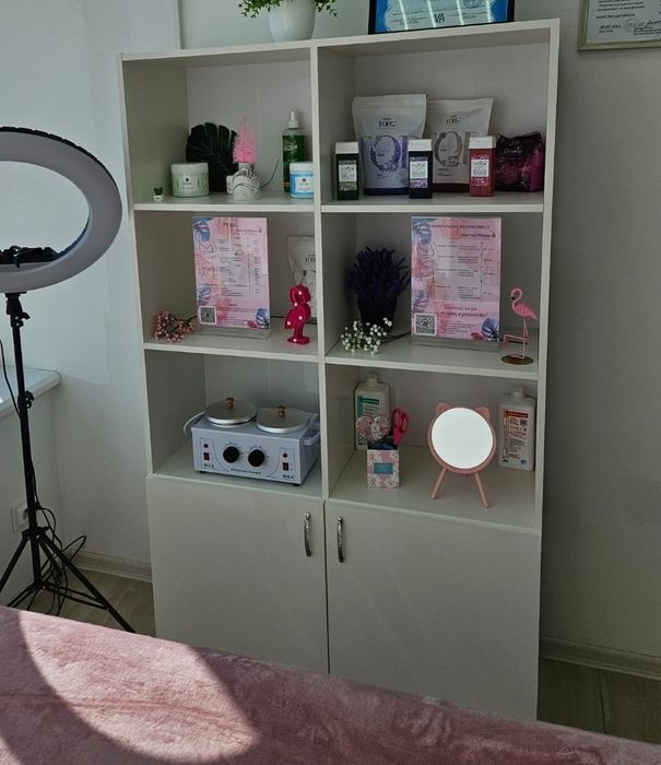 Шкаф-стеллаж с полочками для бьюти сферы, косметология, депиляция и т.