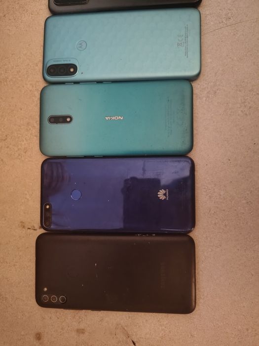 Sprzedam 6 telefonów uszkodzone wyswietlacze