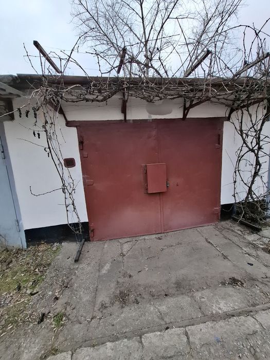 Продам 2х кімнатну квартиру біля 16 міськлікарні ( 44 квартал)+ гараж
