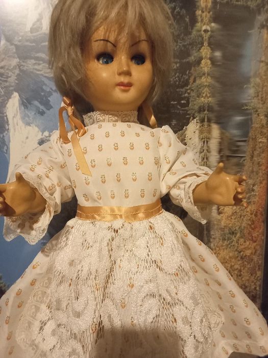 Boneca com cerca de 100 anos