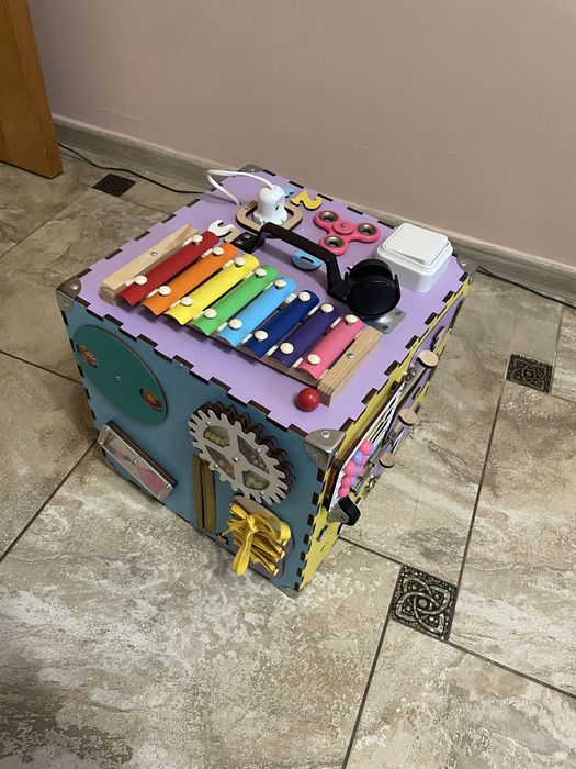 Дитячий бізікуб.