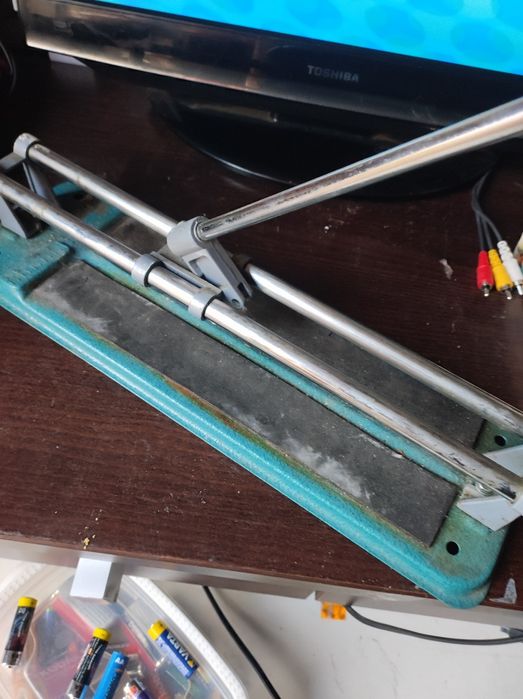 Przyrząd do cięcia płytek