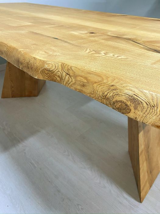 Mesa de jantar de madeira maciça