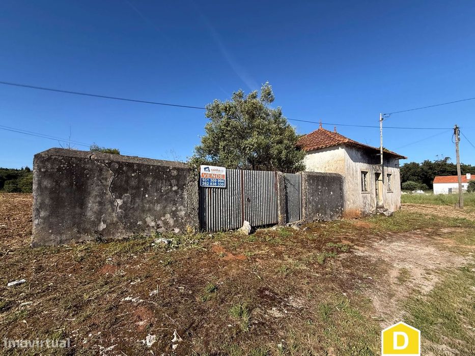 Terreno com casa e anexo para restaurar - Turquel, Alcobaça
