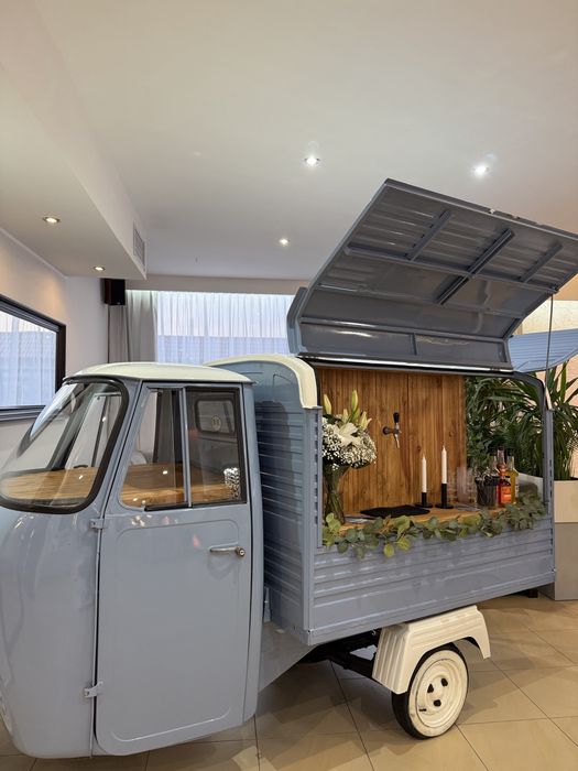 Piaggio Ape prosecco van/drink bar