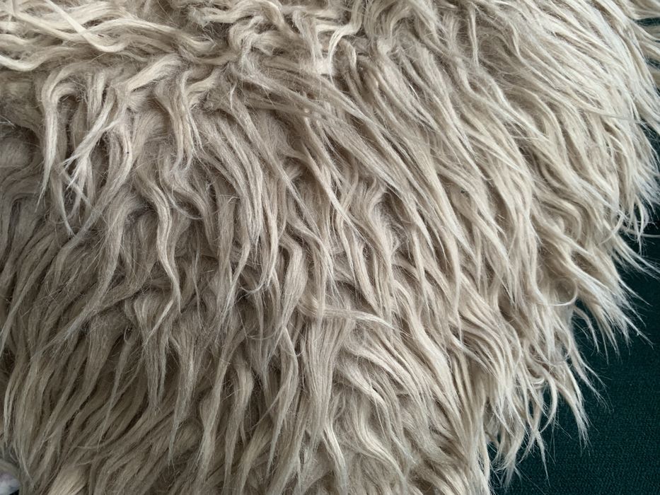 Włochata poduszka dekoracyjna w kształcie serca