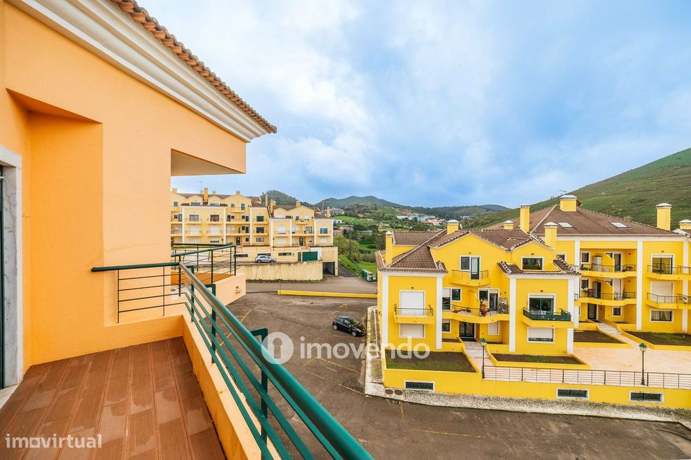 Apartamento T3 Duplex, com estacionamento, no Condomínio do Loural