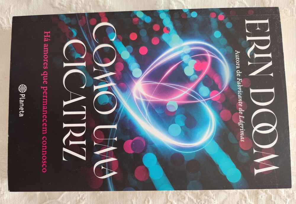 Livro de romance "Como uma cicatriz" da escritora Erin Doom