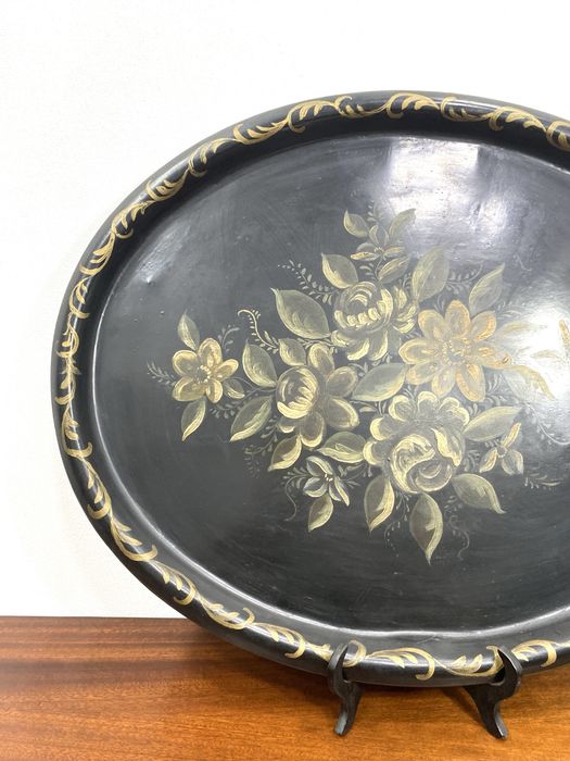 Antigo tabuleiro oval em metal com pinturas.