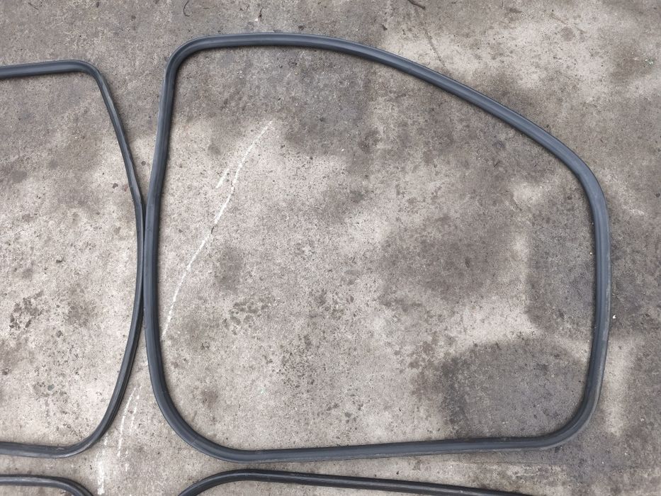 Продам уплотнители дверей на audi a4 b5