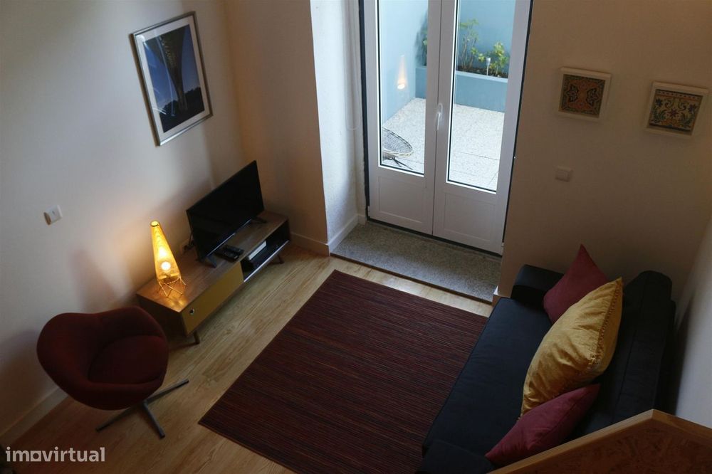 Apartamento T1 com mezanino e pátio exterior