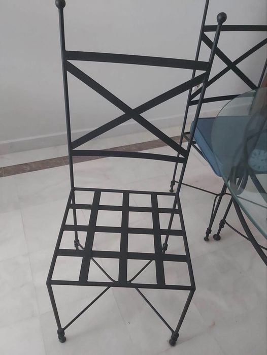 Mesa e cadeiras de ferro forjado