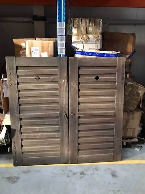 Przedwojenne drewniane okiennice wraz z okuciami