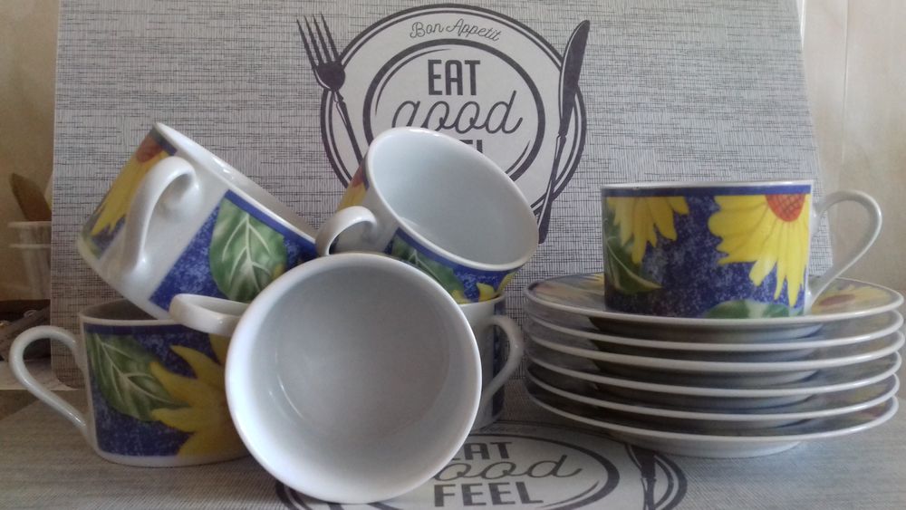 Łyżeczki oraz filiżanki ze spodkami