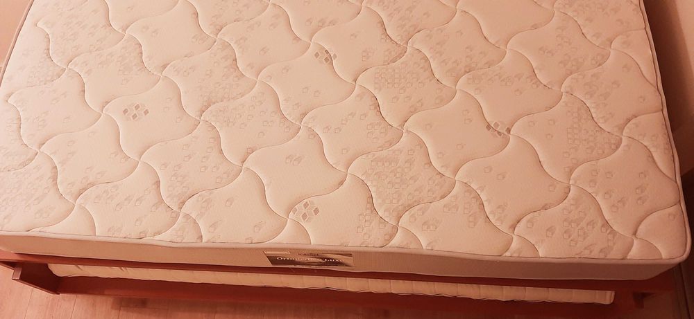 CAMA DUPLA prática e linda, com escadinha de apoio seguro.