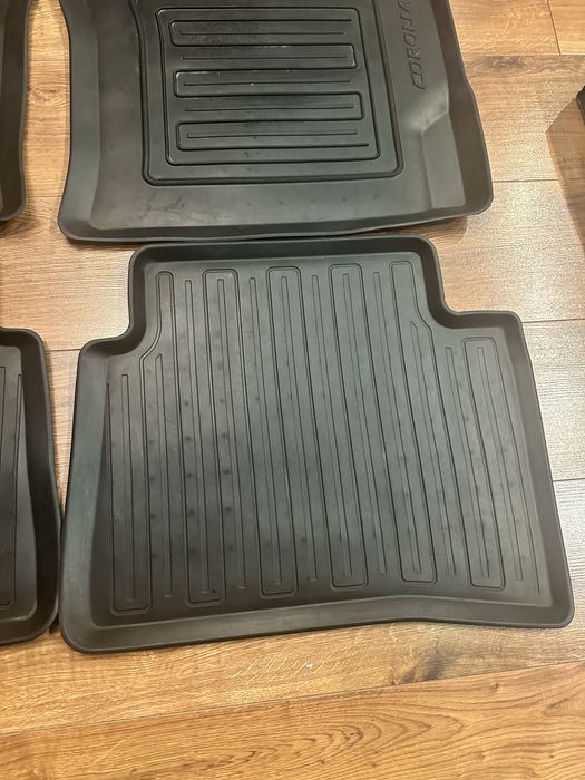 Dywaniki gumowe oryginalne Toyota Corolla kombi