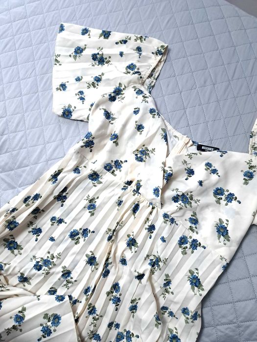 Sukienka plisowana kremowa w niebieskie kwiatki 52 Missguided
