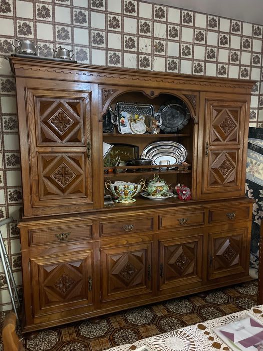 Movel vintage estilo coloquial usado como louceiro