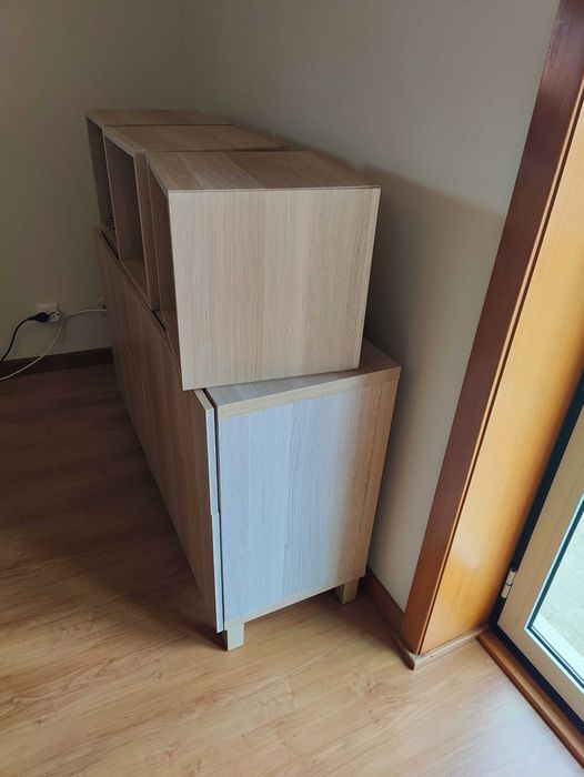 Aparador BESTÄ e Cubos de Parede EKET