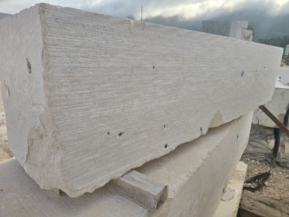 Vendo pedra serrada para muro