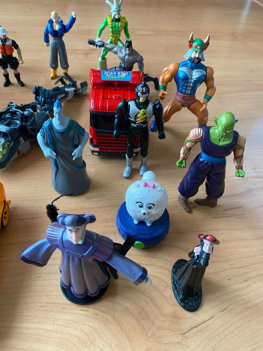 Brinquedos diferentes: figuras, carros, transformers