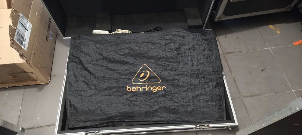 Behringer X32 (com rack)