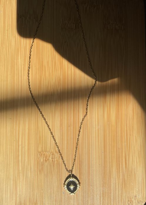 Colar / Fio com medalhão / medalha estilo vintage em preto e dourado