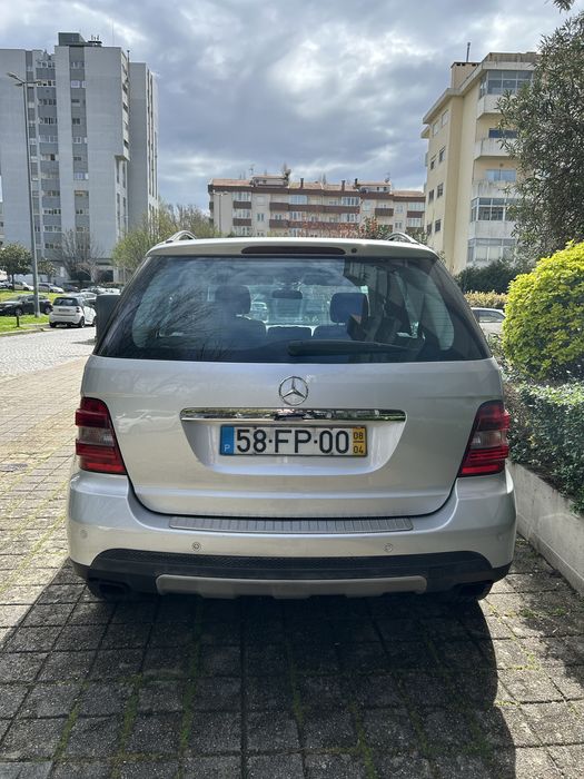Mercedes ML320 cinzento