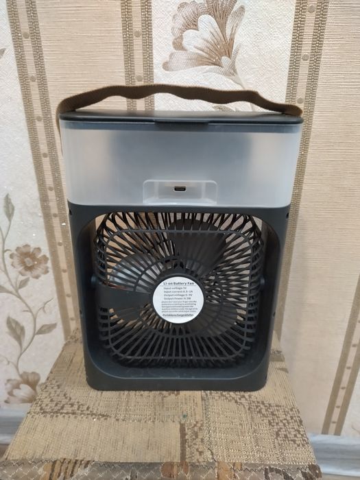 Увлажнитель воздуха працює від телефонної зарядки.