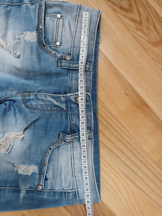 Jeansowe spodenki z przetarciami