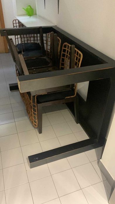 Mesa de jantar e móvel
