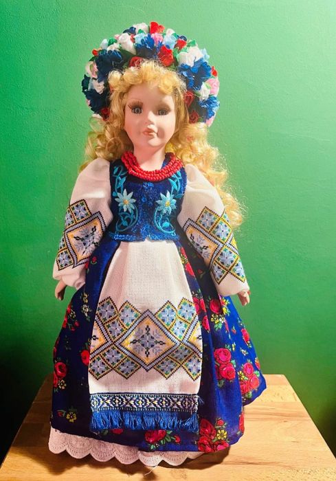 Колекційна порцелянова лялька