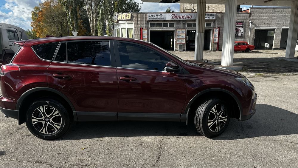 Toyota RAV4 2017 года