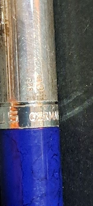 Esferográfica caneta USUS em Prata contrastada.