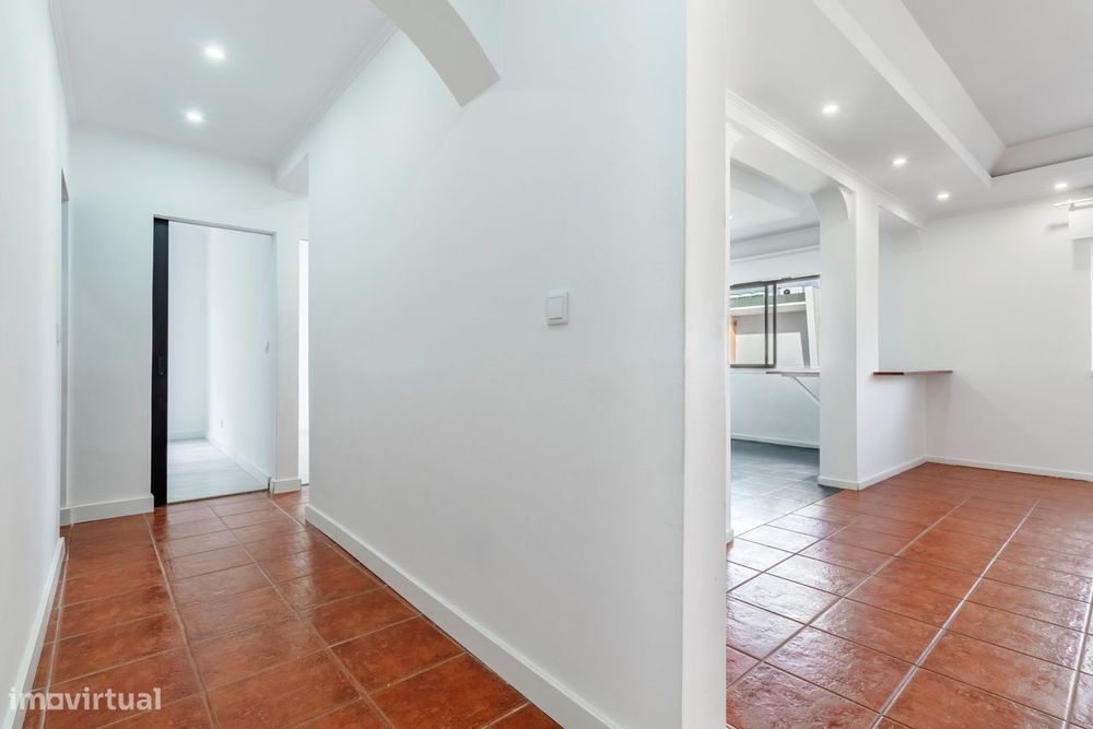 Apartamento T2 c/ Varanda em Agualva, Sintra