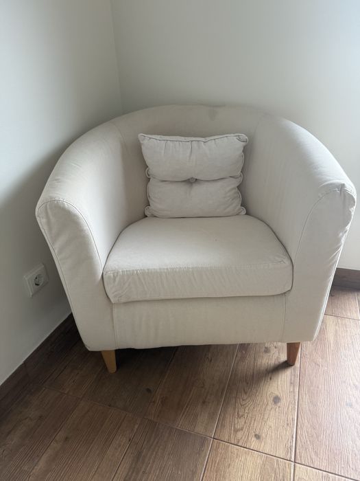 Poltrona beje pés de madeira